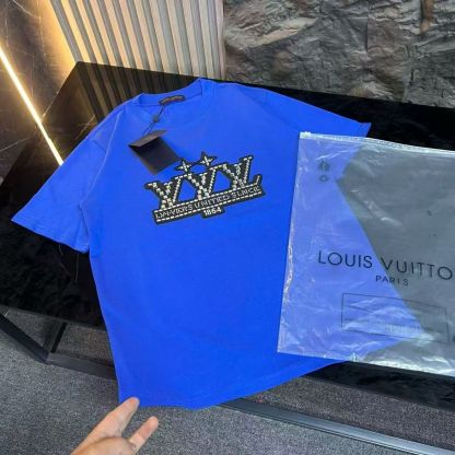 夏にぴったりの、人気の半袖Tシャツ。着回し力抜群で、どんな服にも合わせやすい