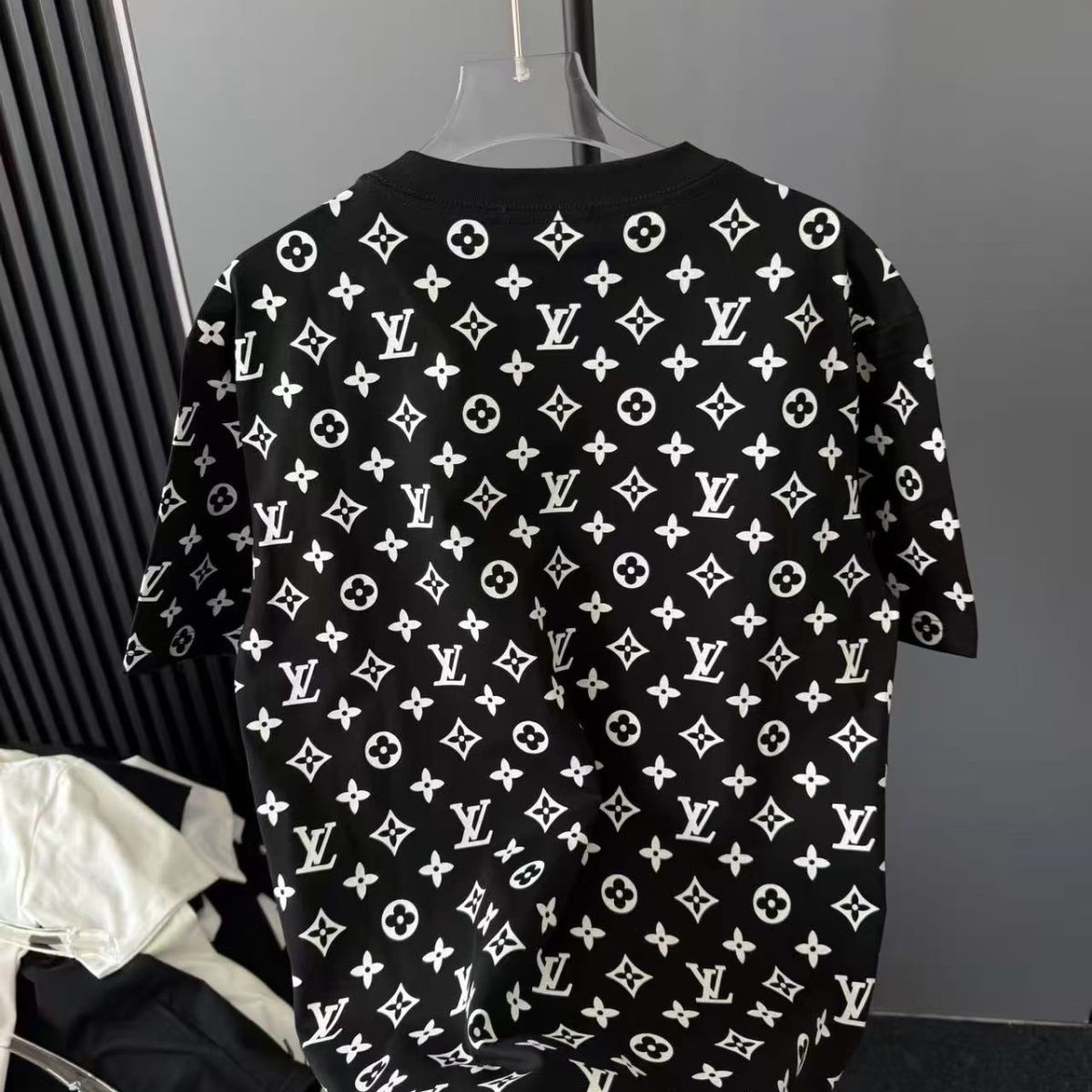 夏に人気の半袖Tシャツ。プリント柄、ゆったりとしたシルエット、着回しの効くトップス