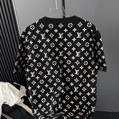 夏に人気の半袖Tシャツ。プリント柄、ゆったりとしたシルエット、着回しの効くトップス