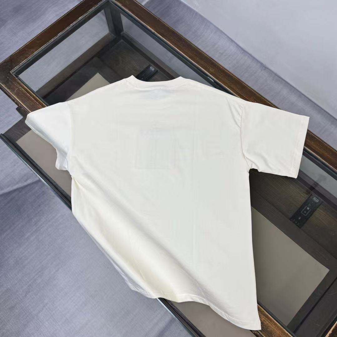 人気の半袖ラグジュアリーTシャツ。ゆったりとしたシルエットで普段使いに最適