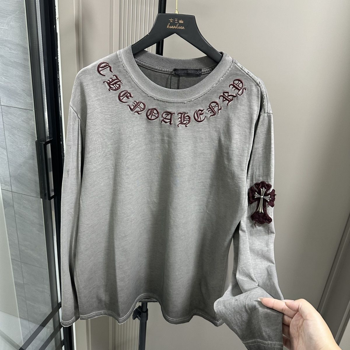 新しいファッションスタイルのダメージ加工のメンズとレディースの長袖の高級刺繍Tシャツトップス