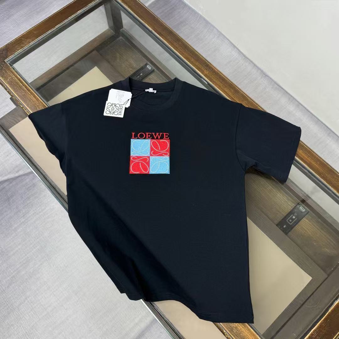 人気の半袖ラグジュアリーTシャツ。ゆったりとしたシルエットで普段使いに最適