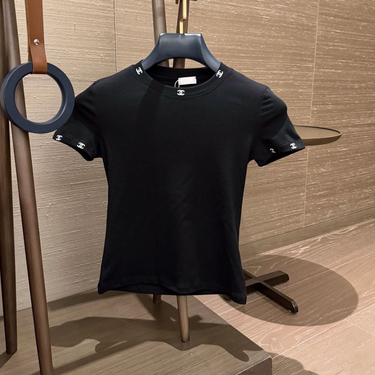 『S-L』新作ラウンドネックストレッチスリムフィット刺繍入り半袖Tシャツ