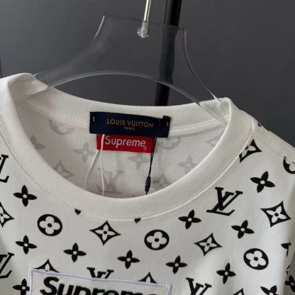夏に人気の半袖Tシャツ。プリント柄、ゆったりとしたシルエット、着回しの効くトップス