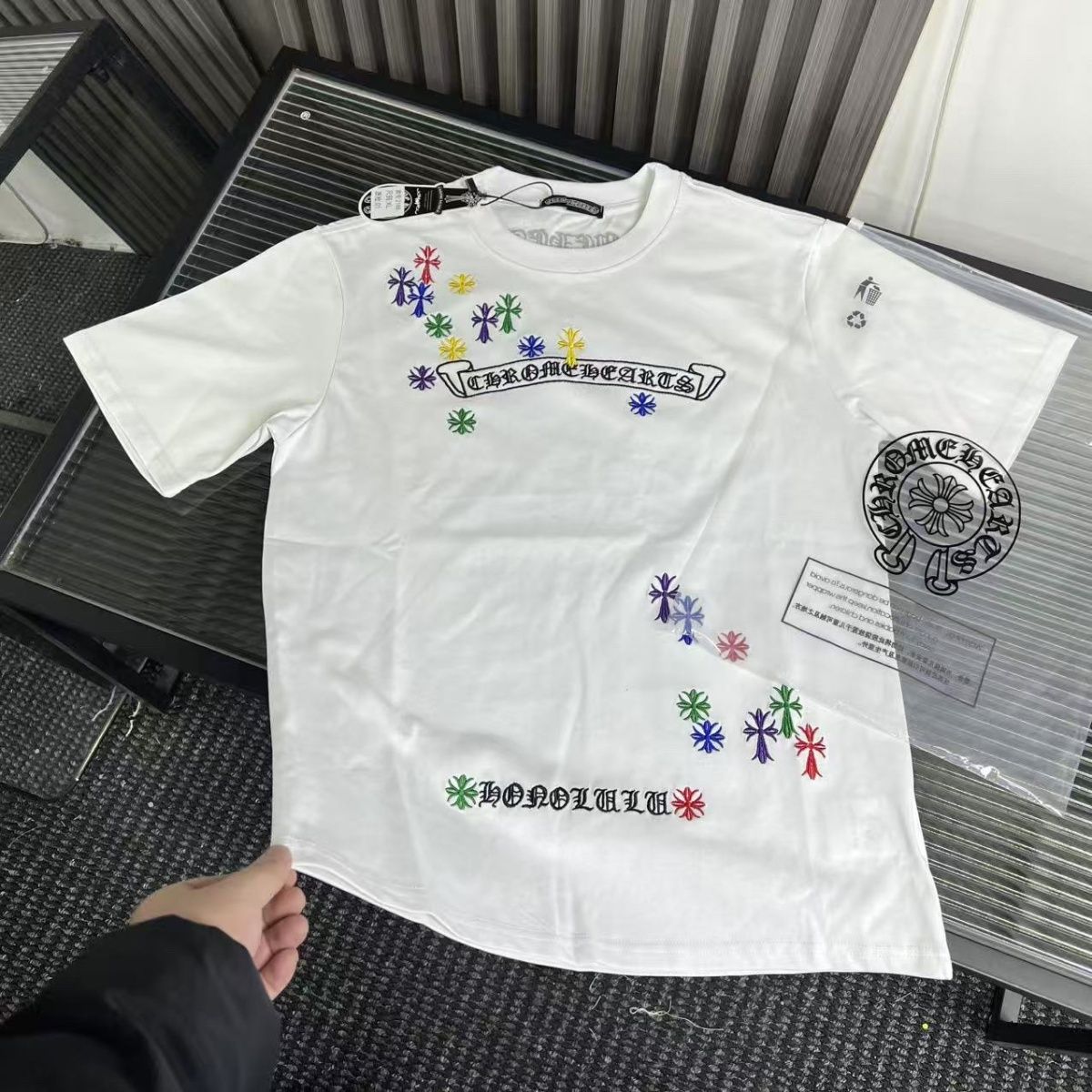 『L-4XL』夏にぴったりの、高級感あふれるトレンディな半袖Tシャツ。ラウンドネック、ゆったりとしたシルエット、男女兼用のおしゃれなトップス。