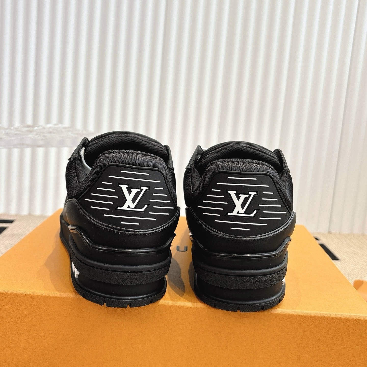 【L019】新品 LOUIS VUITTONルイ・ヴィトンスニーカー