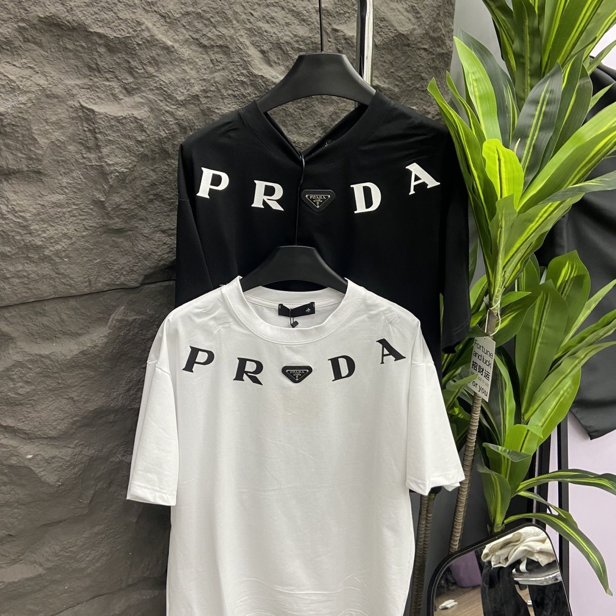 トレンディなクルーネック半袖Tシャツ - 人気急上昇中