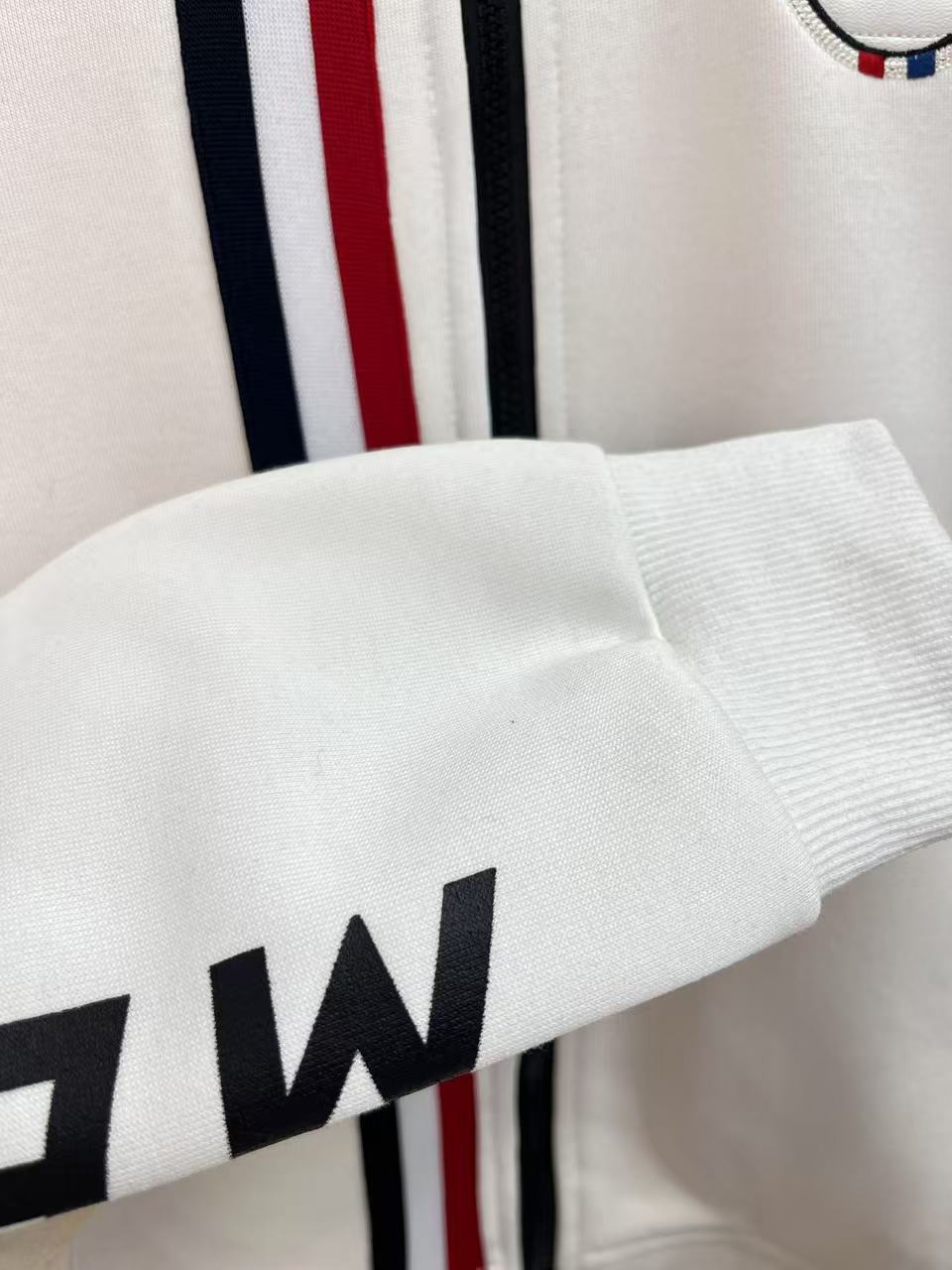 カジュアルでスタイリッシュなメンズ向けツーピースパーカーセットの新作。