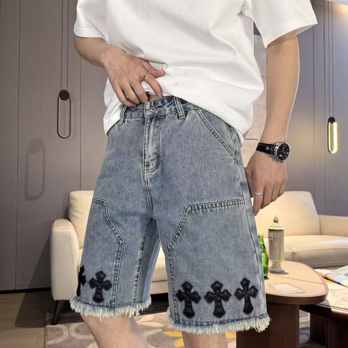 夏のトレンドデニムショートパンツ。スタイリッシュで洗練された、カジュアルで着回しの効く5/4丈パンツ。
