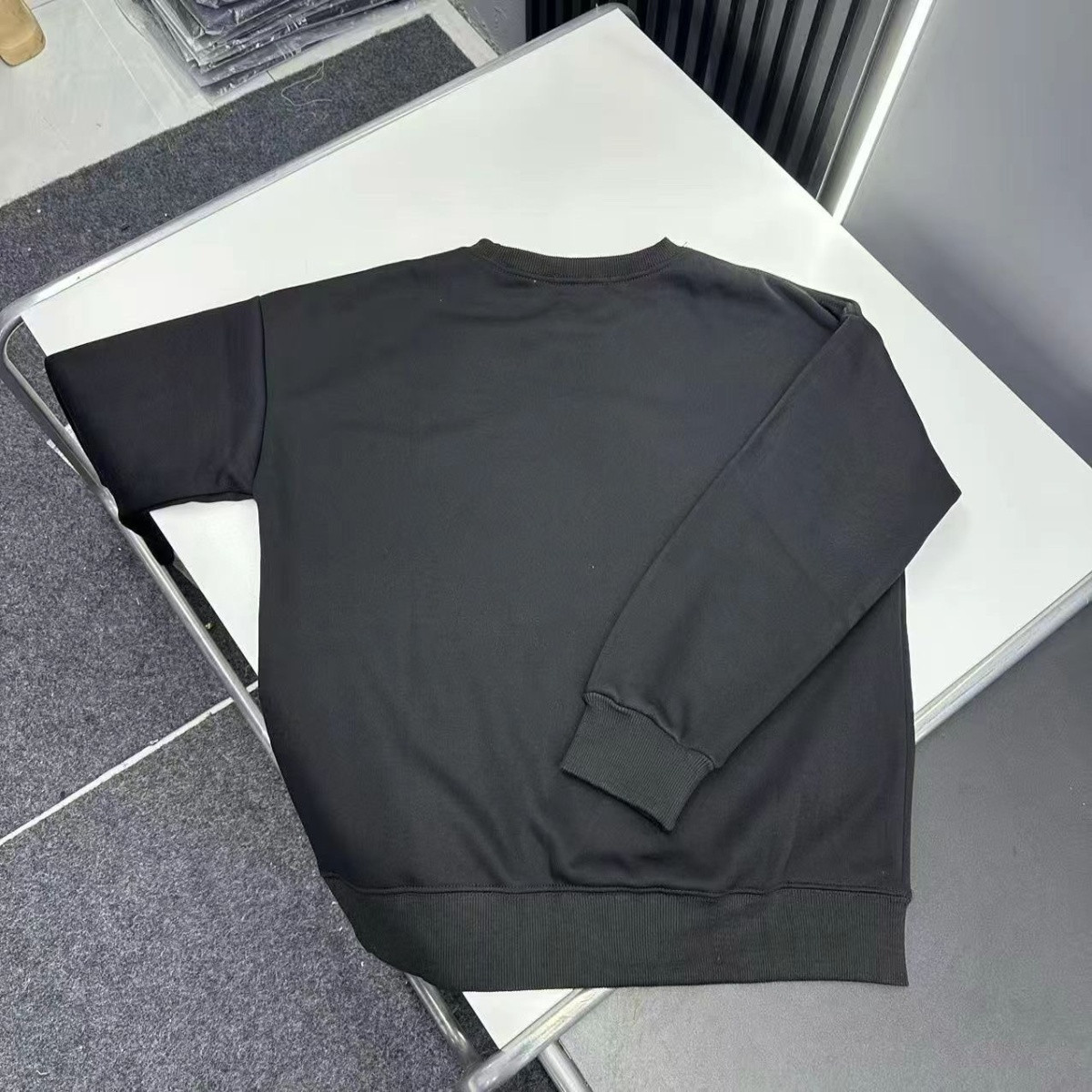 新しい刺繍入りスウェットシャツ、クルーネック、長袖、フリース裏地、カジュアルでスタイリッシュ、男女兼用、秋冬