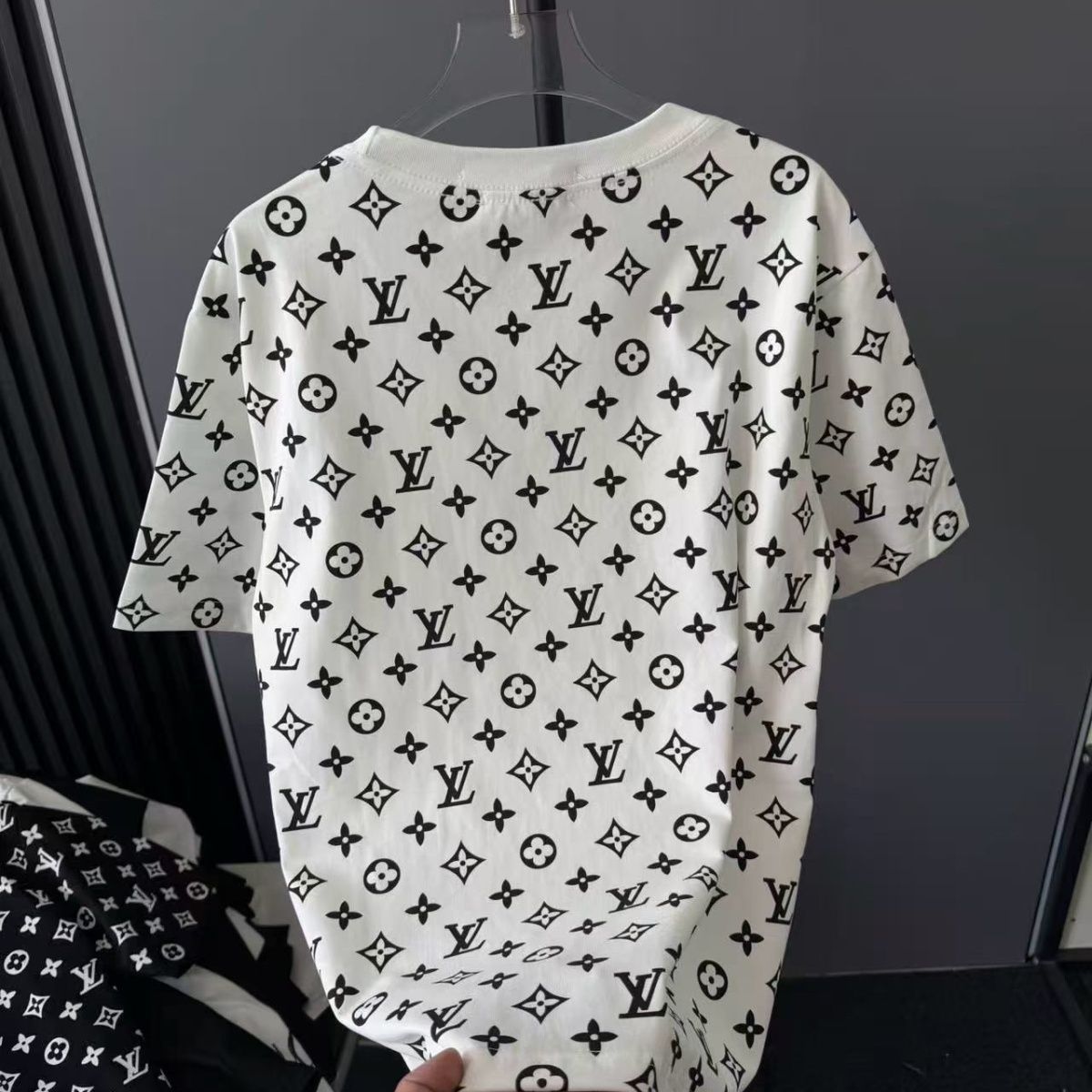 夏に人気の半袖Tシャツ。プリント柄、ゆったりとしたシルエット、着回しの効くトップス