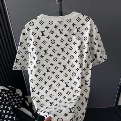 夏に人気の半袖Tシャツ。プリント柄、ゆったりとしたシルエット、着回しの効くトップス