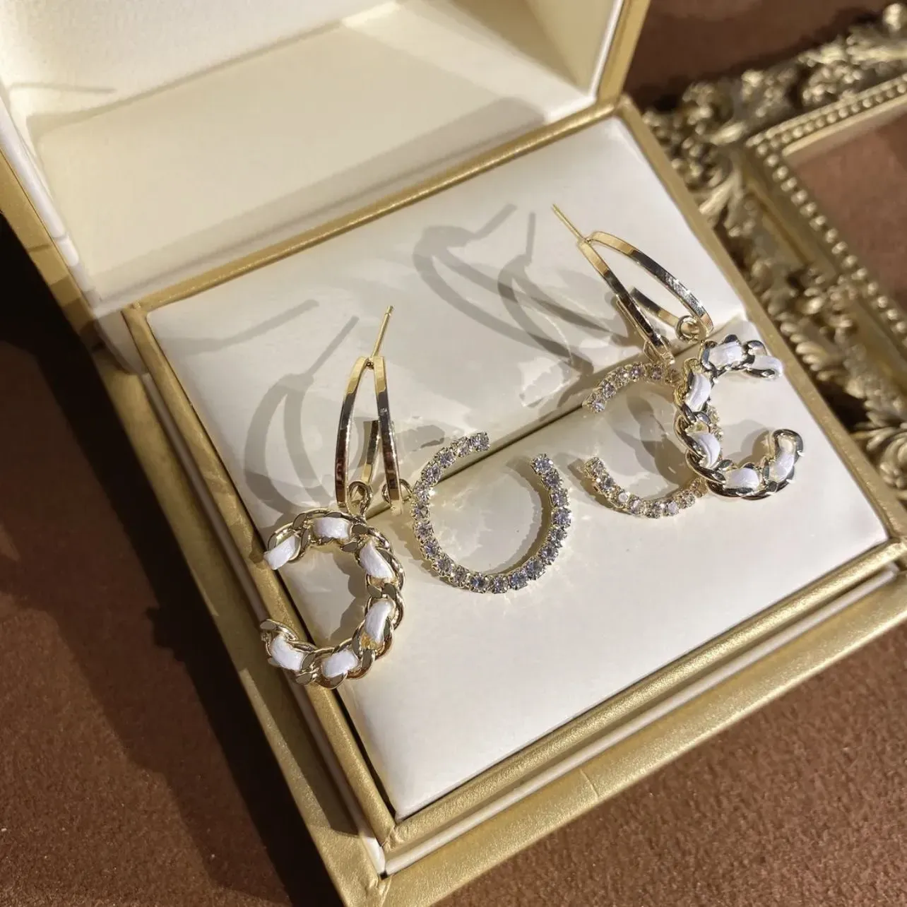 洗練されたシャネルスタイルのパールレターイヤリング。春夏にぴったりで、控えめな高級感と万能なスタイルを醸し出します。