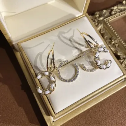 洗練されたシャネルスタイルのパールレターイヤリング。春夏にぴったりで、控えめな高級感と万能なスタイルを醸し出します。