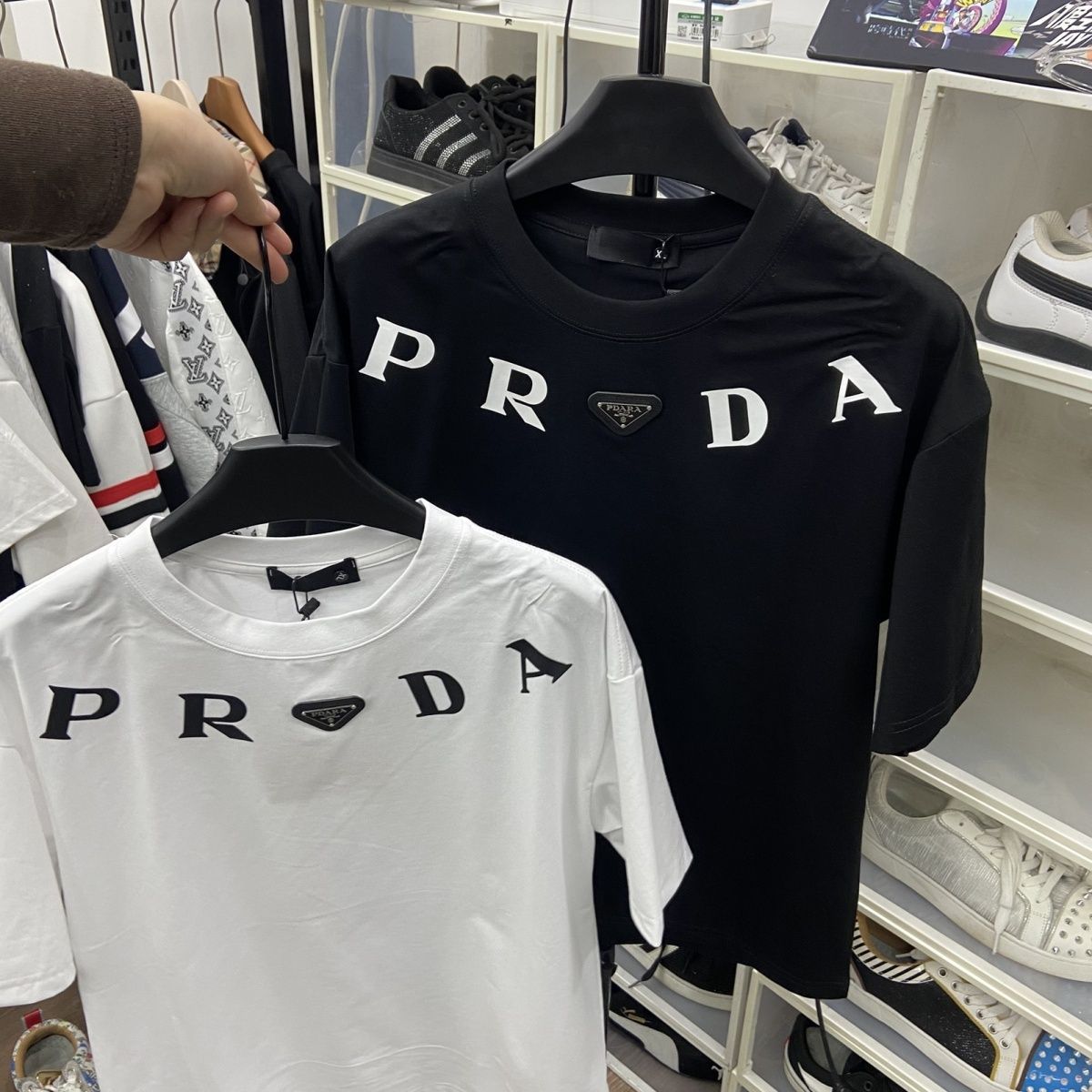 トレンディなクルーネック半袖Tシャツ - 人気急上昇中