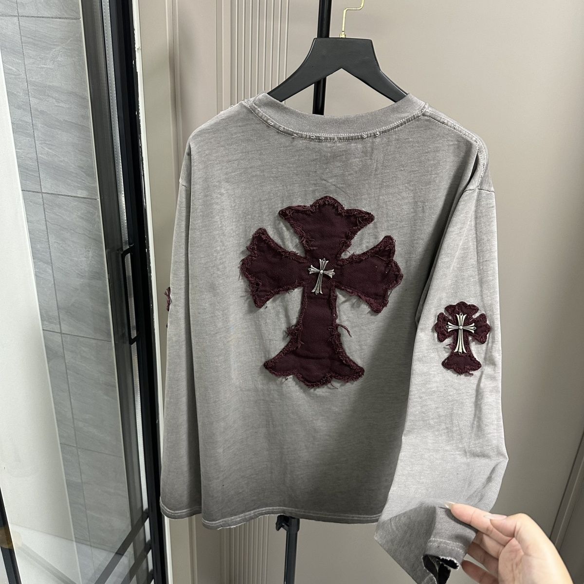 新しいファッションスタイルのダメージ加工のメンズとレディースの長袖の高級刺繍Tシャツトップス