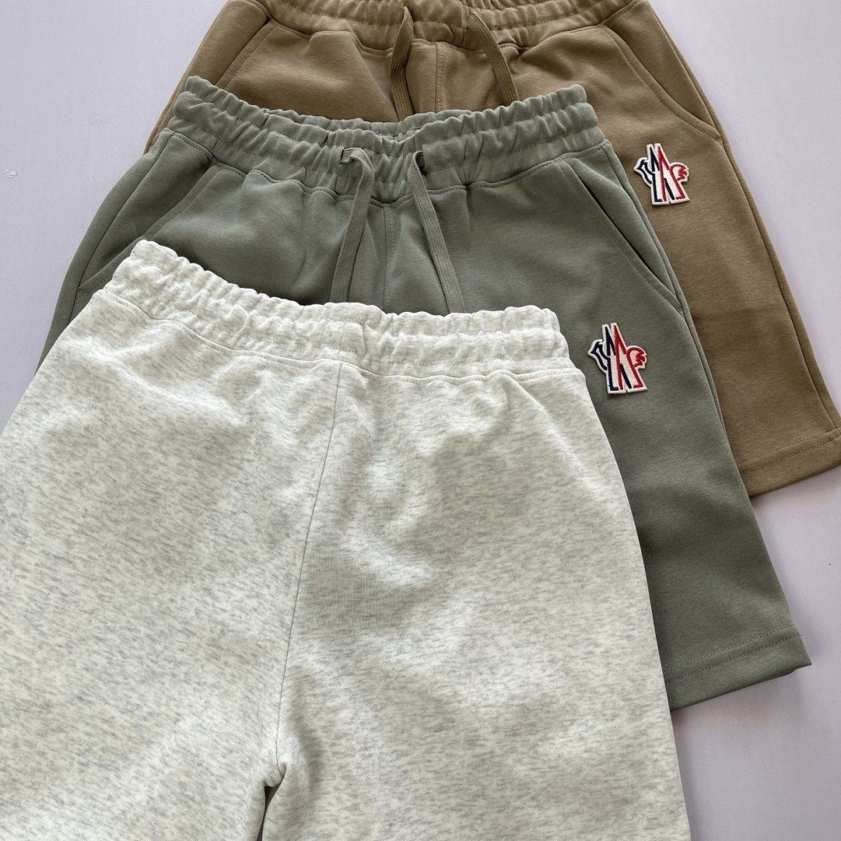 『S-5XL』刺繍入りのカジュアルなアスレチックショーツ、流行の夏のゆったりとした五点パンツ