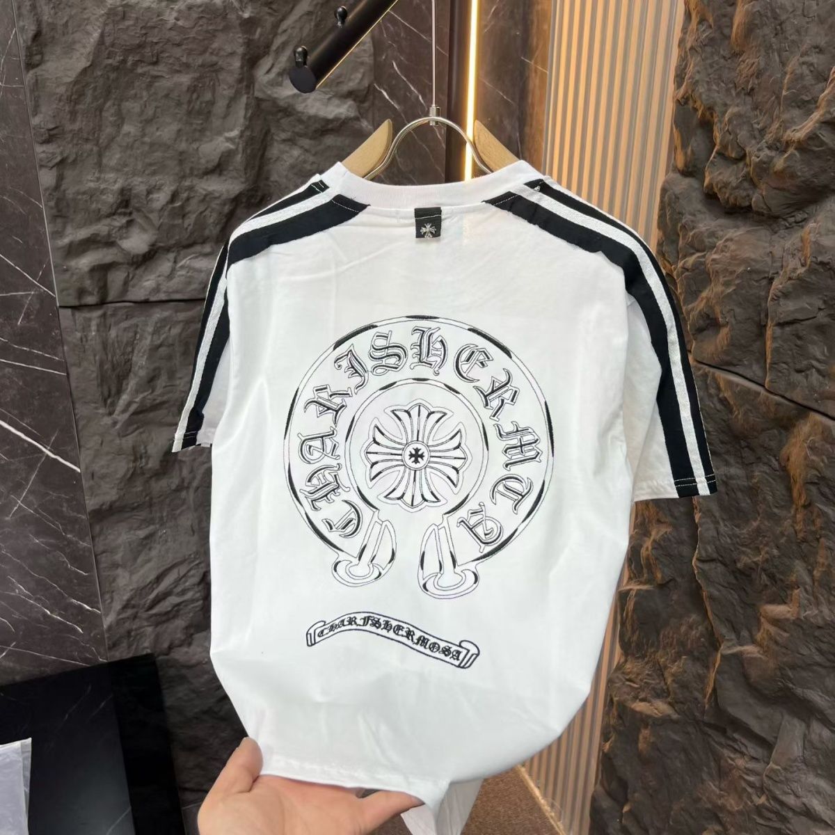 『L-4XL』男女兼用、人気の夏物半袖Tシャツ ゆったりとしたシルエットで 刺繍入りのトップスです