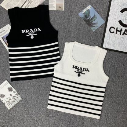 刺繍入りストライプニットベスト、ユニークなデザインのトップス
