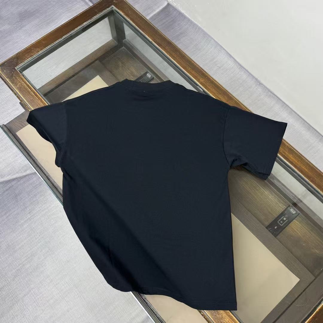 人気の半袖ラグジュアリーTシャツ。ゆったりとしたシルエットで普段使いに最適