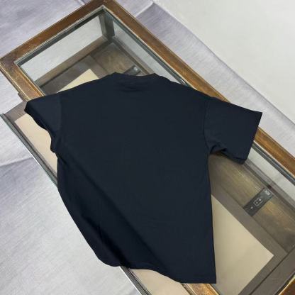 人気の半袖ラグジュアリーTシャツ。ゆったりとしたシルエットで普段使いに最適