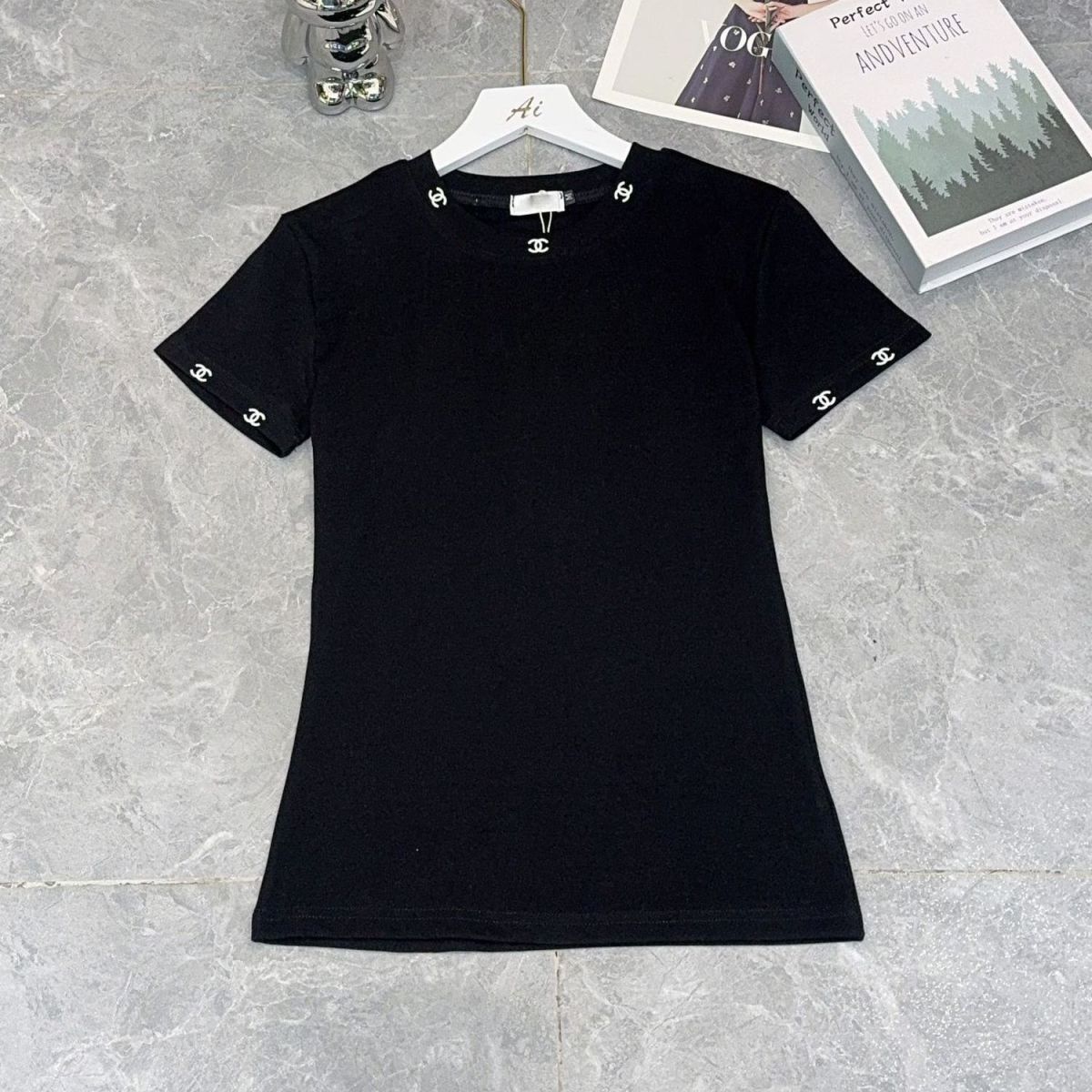『S-L』新作ラウンドネックストレッチスリムフィット刺繍入り半袖Tシャツ