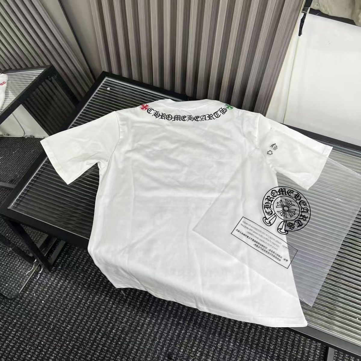 『L-4XL』夏にぴったりの、高級感あふれるトレンディな半袖Tシャツ。ラウンドネック、ゆったりとしたシルエット、男女兼用のおしゃれなトップス。