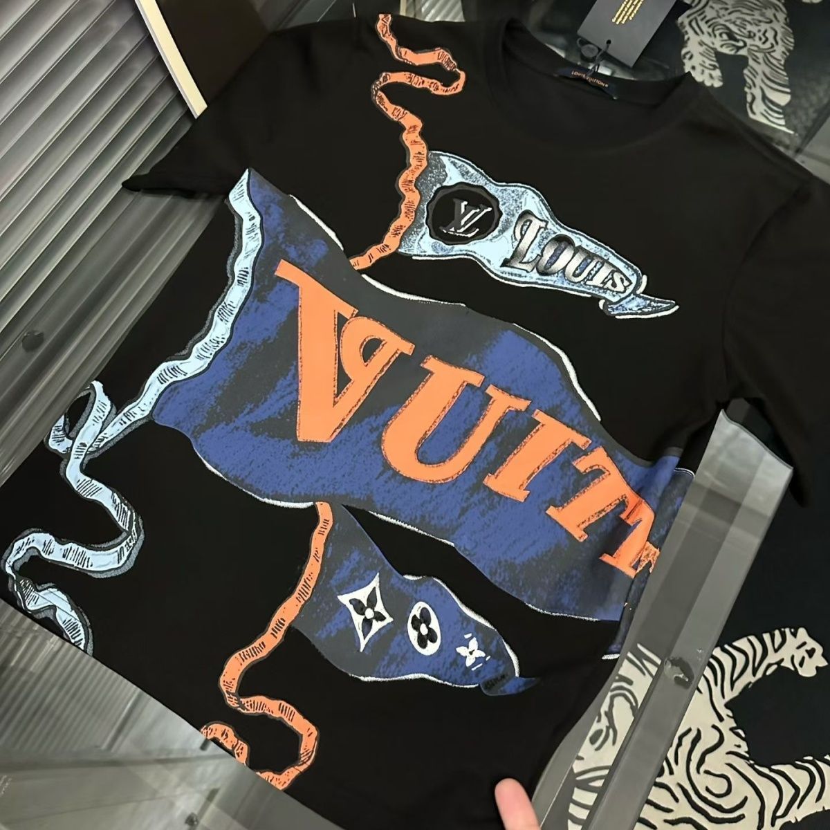 【L-4XL】人気のトレンディなカジュアルTシャツ、高級感のあるクルーネック半袖