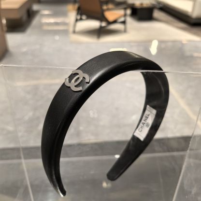 レザー製のヘッドバンド。高級感のあるデザインで、ファッショナブルかつ多用途なヘアアクセサリーです。