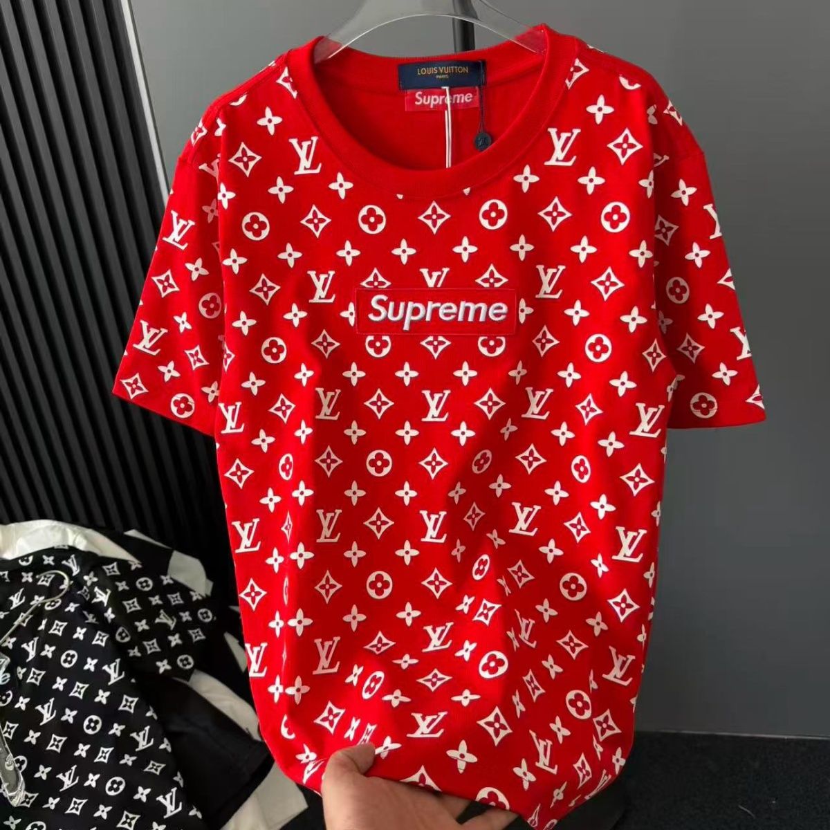 夏に人気の半袖Tシャツ。プリント柄、ゆったりとしたシルエット、着回しの効くトップス