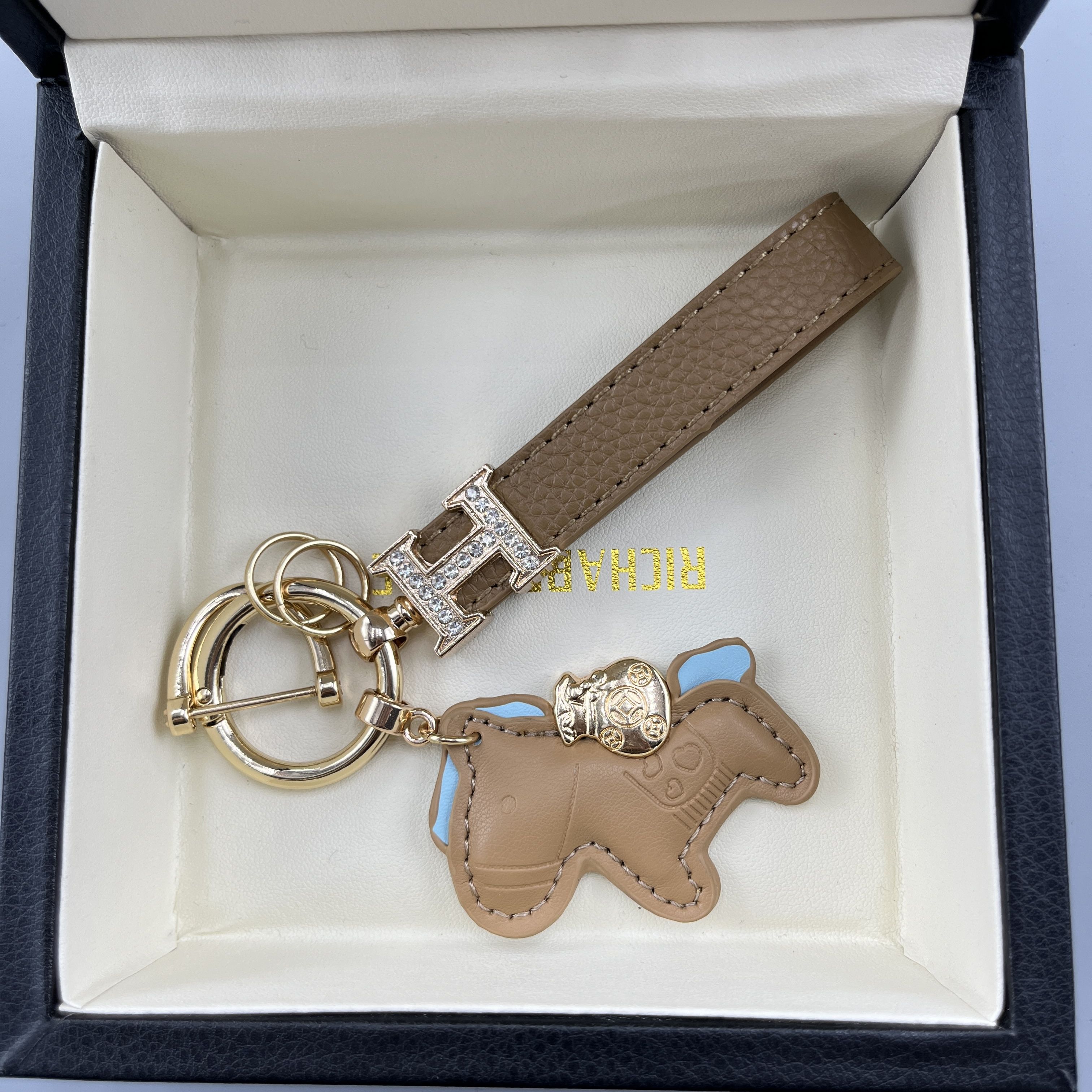 ポニーダイヤモンド装飾本革キーホルダー／バッグアクセサリー 高級