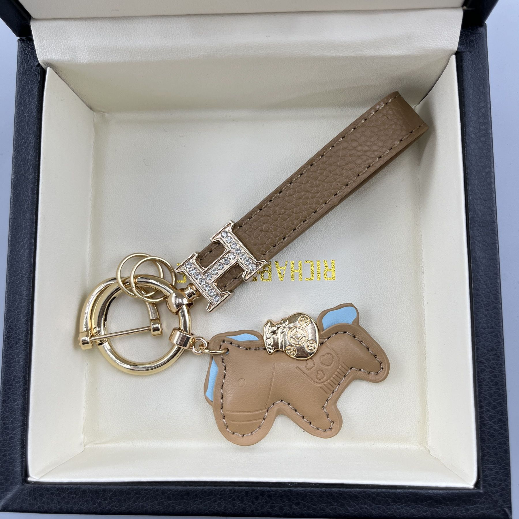 ポニーダイヤモンド装飾本革キーホルダー／バッグアクセサリー 高級