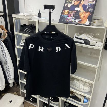 トレンディなクルーネック半袖Tシャツ - 人気急上昇中