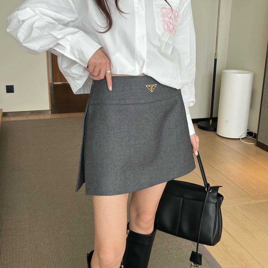 ハイウエストでスリムに見え、着回しの効くミニスカート