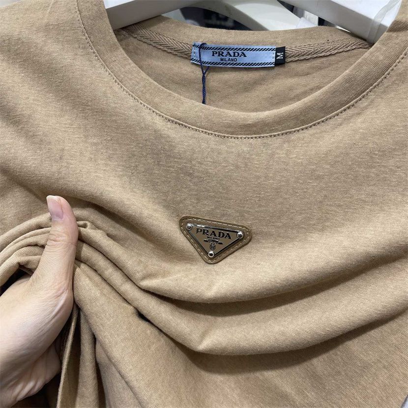 スタイリッシュで多用途な長袖スリムフィットTシャツ