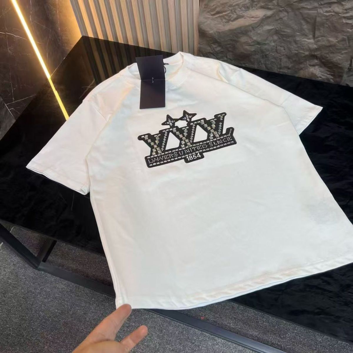 夏にぴったりの、人気の半袖Tシャツ。着回し力抜群で、どんな服にも合わせやすい