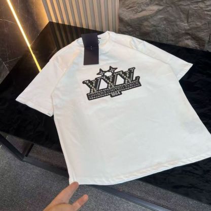 夏にぴったりの、人気の半袖Tシャツ。着回し力抜群で、どんな服にも合わせやすい