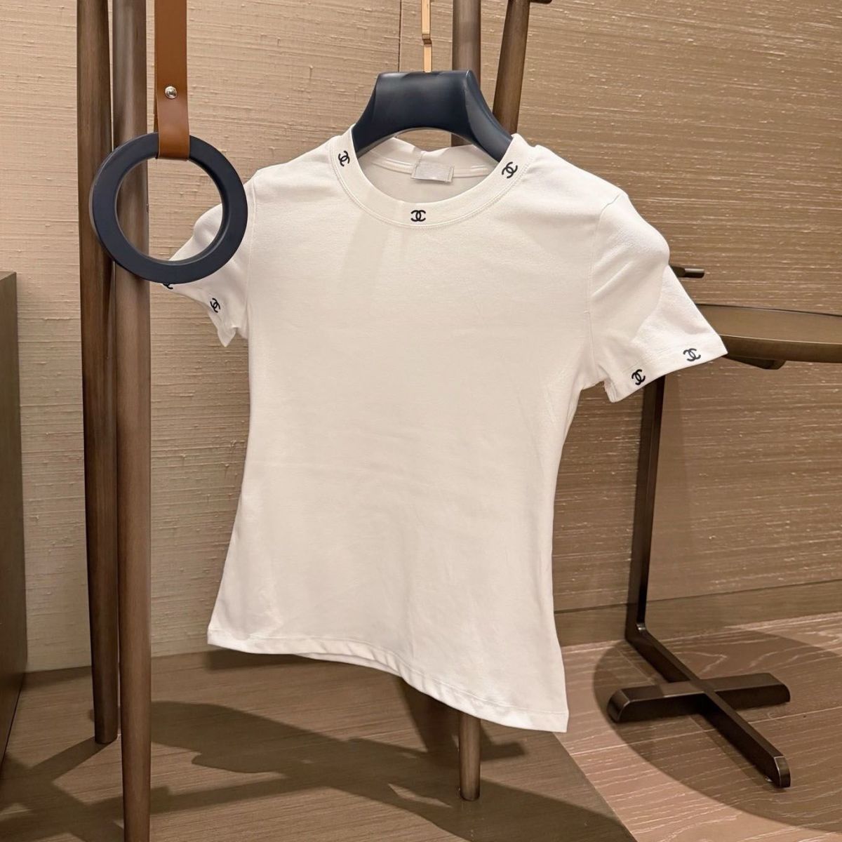 『S-L』新作ラウンドネックストレッチスリムフィット刺繍入り半袖Tシャツ