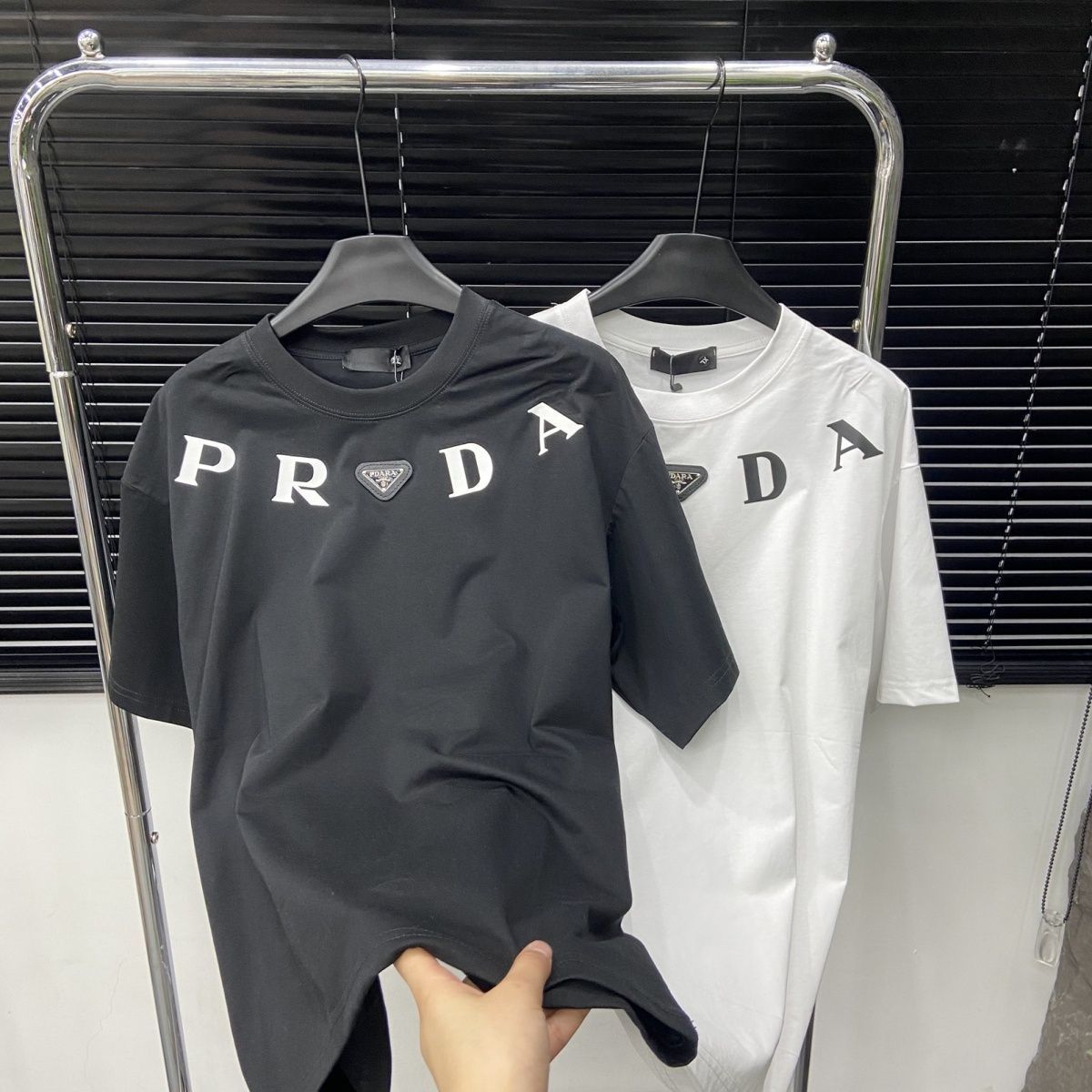 トレンディなクルーネック半袖Tシャツ - 人気急上昇中