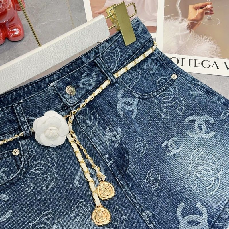 『S-XL』夏らしいプリント柄のスリムフィットデニムショートパンツ。スタイルアップ効果があり、着回し力抜群です