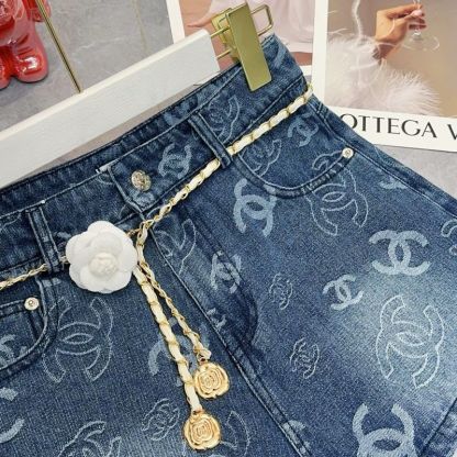 『S-XL』夏らしいプリント柄のスリムフィットデニムショートパンツ。スタイルアップ効果があり、着回し力抜群です