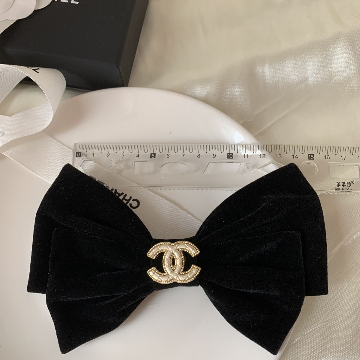 普段使いにぴったりの、キュートで上品なヘアクリップ
