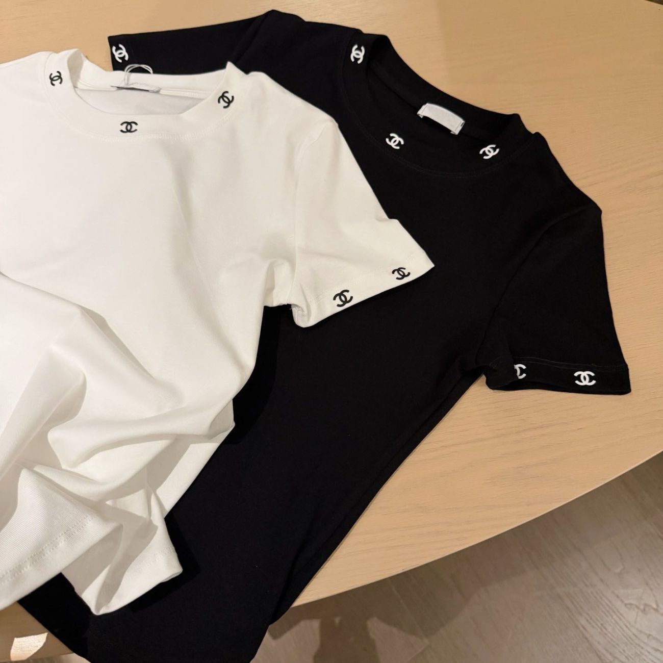 『S-L』新作ラウンドネックストレッチスリムフィット刺繍入り半袖Tシャツ