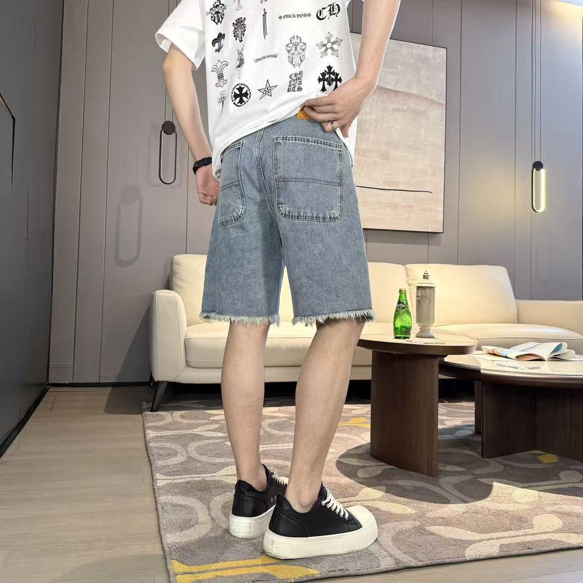 夏のトレンドデニムショートパンツ。スタイリッシュで洗練された、カジュアルで着回しの効く5/4丈パンツ。