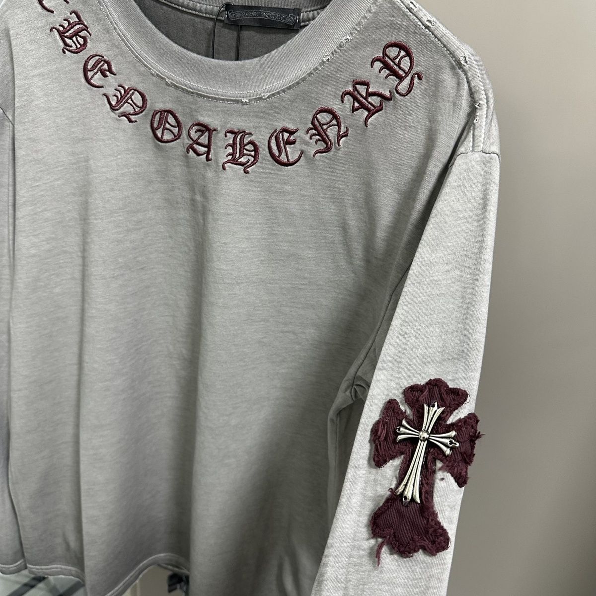 新しいファッションスタイルのダメージ加工のメンズとレディースの長袖の高級刺繍Tシャツトップス