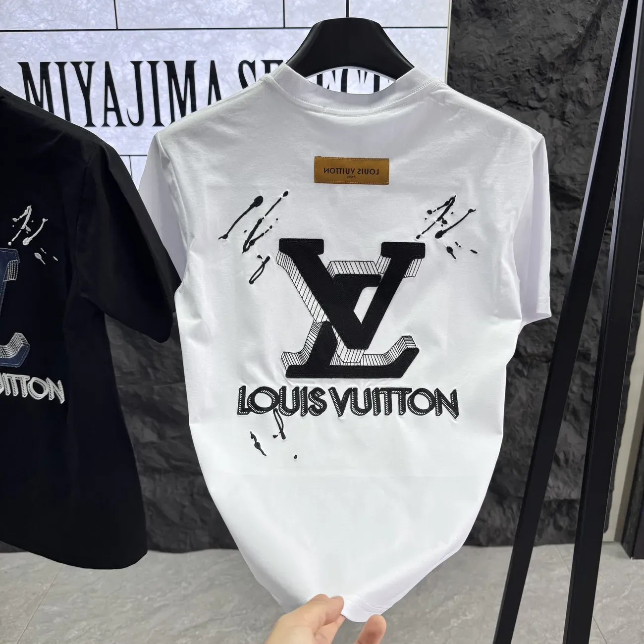 『L-4XL』人気急上昇中 トレンディな刺繍入りTシャツ、半袖