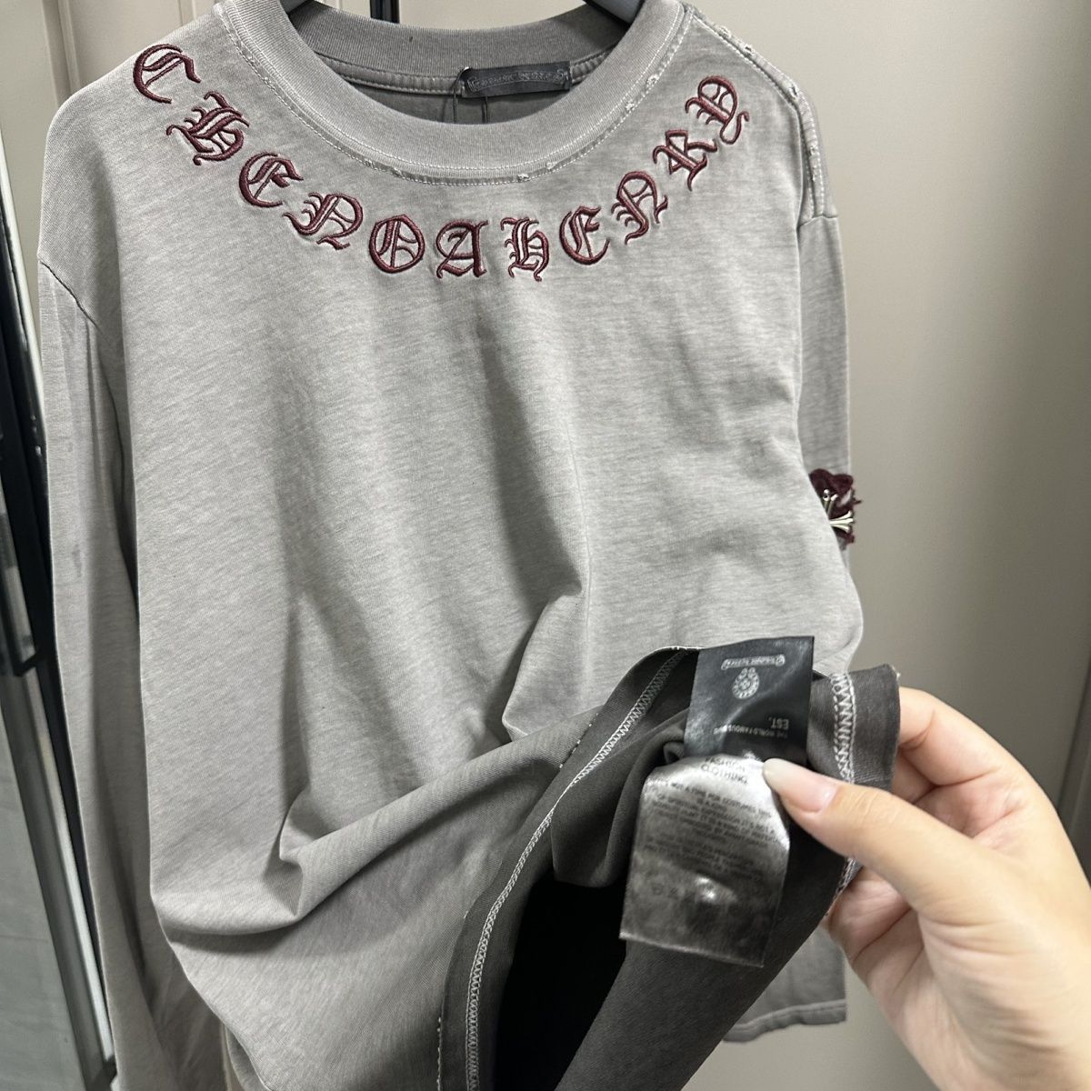 新しいファッションスタイルのダメージ加工のメンズとレディースの長袖の高級刺繍Tシャツトップス