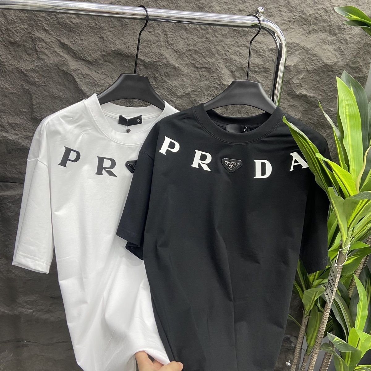 トレンディなクルーネック半袖Tシャツ - 人気急上昇中
