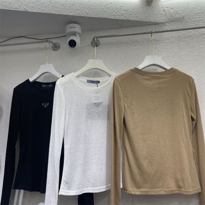 スタイリッシュで多用途な長袖スリムフィットTシャツ
