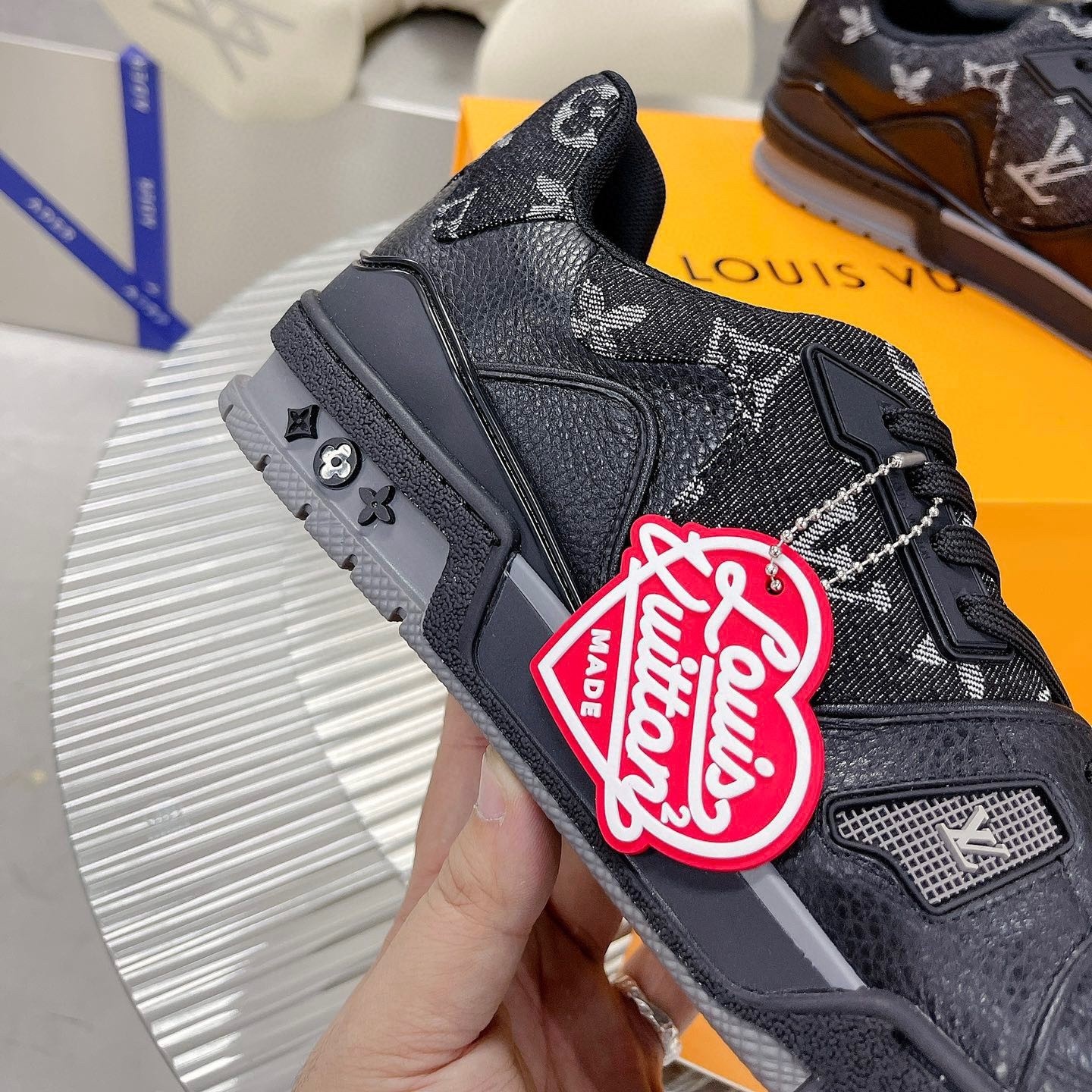 【L003】ルイ・ヴィトン Louis Vuitton Trainer Sneaker Nigo Monogram Denim "Noir"